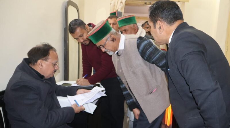 उद्योग मंत्री ने शिलाई प्रवास के दौरान सुनी जनसमस्याएं  एनएच 707 पर चल रहे कार्य का किया निरीक्षण