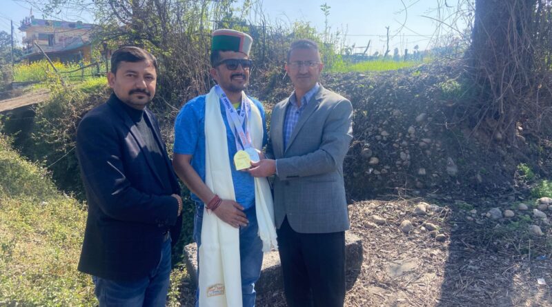 शारजहां में Gold जीतने वाले विरेन्द्र को DC सिरमौर ने किया सम्मानित