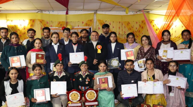 राजकीय महाविद्यालय संगड़ाह म विधानसभा उपाध्यक्ष मेधावी छात्रों को किया सम्मानित   