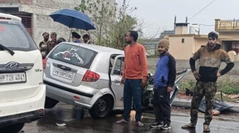 कार और ट्रक की टक्कर…दो बच्चों समेत पांच जख्मी