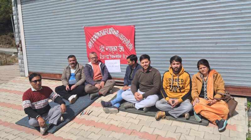मिनी सचिवालय परिसर संगड़ाह मे पटवारियों की हड़ताल जारी 