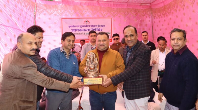 विधानसभा उपाध्यक्ष ने रेणुका बांध विस्थापित परिवारों में वितरित किए पहचान पत्र