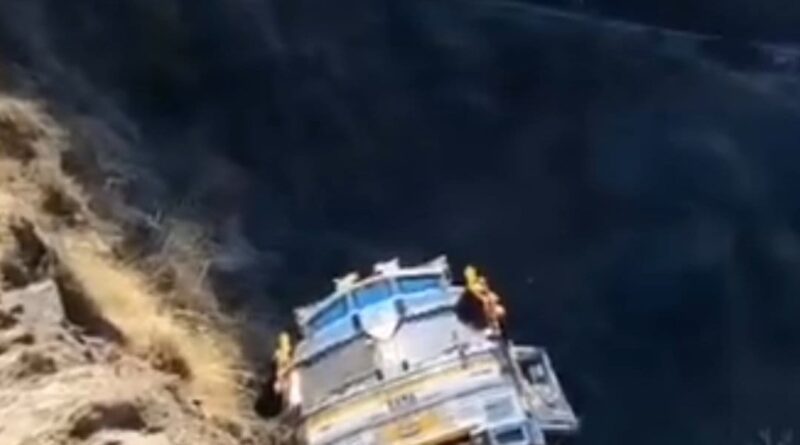 नौहराधार-हरिपुरधार Road पर चौरास में खाई में फंसा Cement से लदा Truck