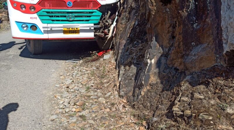 संगड़ाह-हरिपुरधार सड़क पर निजी बस पहाड़ी से टकराई 