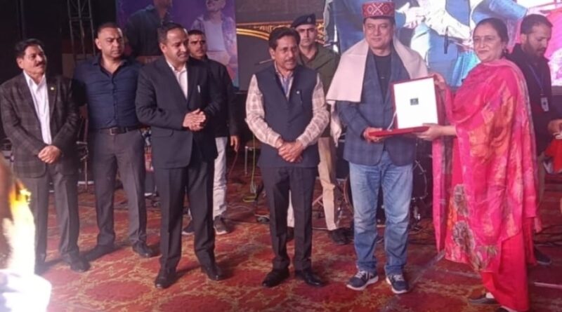 होली मोहल्ला पर दूसरी संध्या रही पहाड़ी कलाकारों के नाम…एसपी सिरमौर ने किया शुभारंभ….