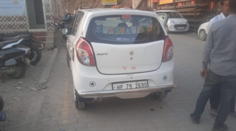 संगड़ाह मे खड़ी गाड़ी का टायर खोलकर ले गए चोर.