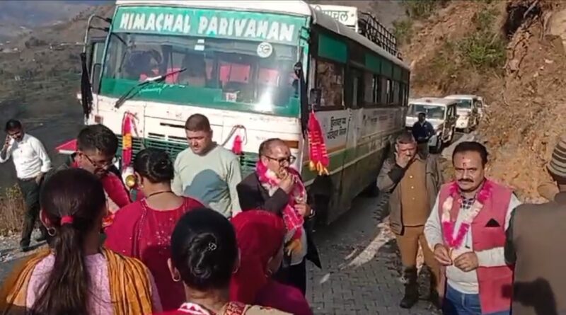 PMGSY के तहत बनी सैंज-कड़ियाणा सड़क पर पहली बार Bus देख ग्रामीण गदगद…