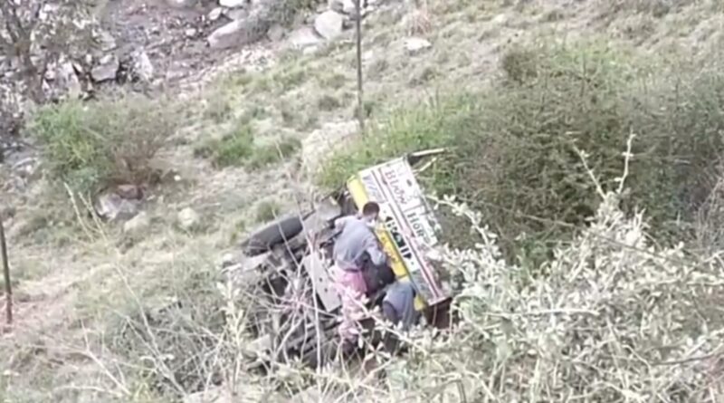 नौहराधार के समीप Pick-up खाई में गिरी…