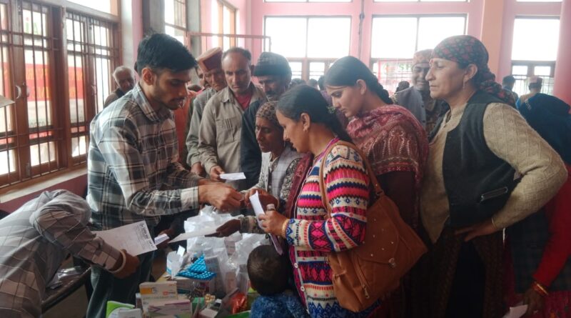 हरिपुरधार में लगाया स्वास्थ्य कैंप…350 से अधिक पहुंचे इलाज के लिए….