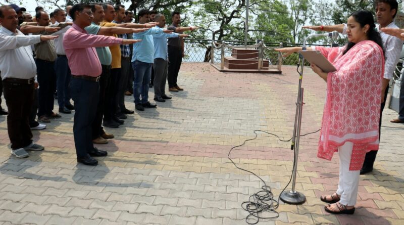 आतंकवाद विरोधी दिवस पर उपायुक्त ने दिलाई शपथ….
