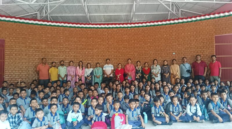 डी0ए0वीएन0 स्कूल में विद्यार्थियों को दी गई सूखे और गीले कूडे की जानकारी…