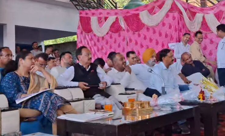 गुस्साए ग्रामीणों ने रोका मंत्री जी का काफिला…सरकार गांव के द्वारा में पहुंचे मंत्री हर्षवर्धन चौहान…