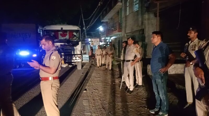 SP सिरमौर ने खुद संभाला मोर्चा…22 डंपर किए ज़ब्त….पढ़ें कैसे रात भर सड़कों पर डटे रहे जवान …