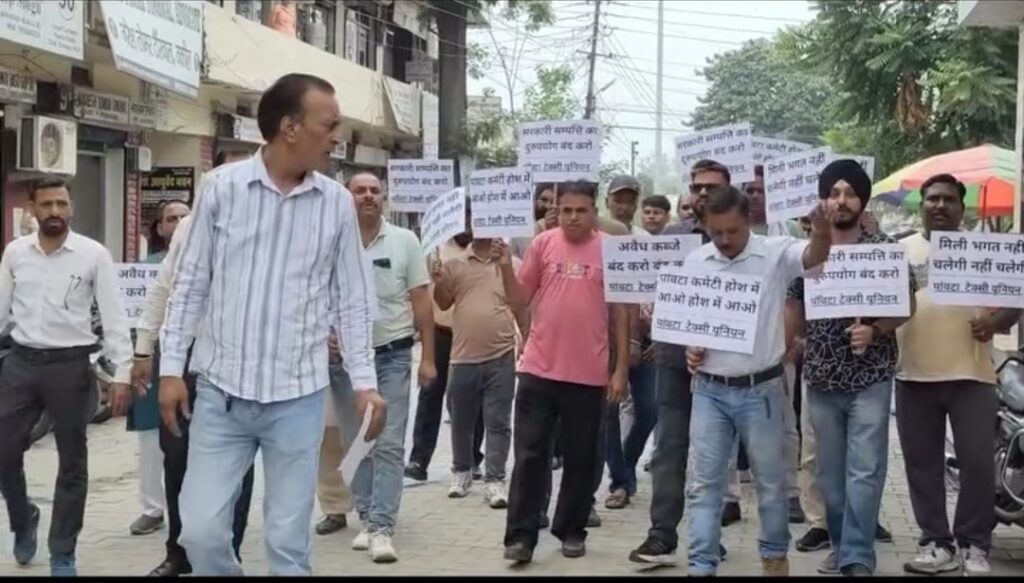 गुरुद्वारा श्री पांवटा साहिब के सामने अवैध कब्जे करवा रही नगर परिषद….