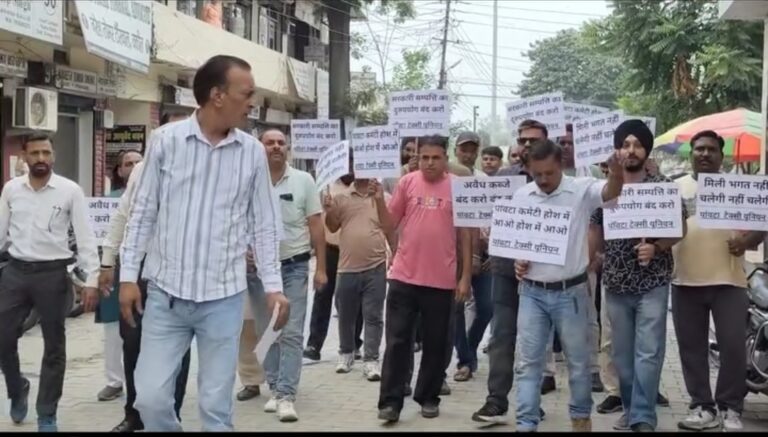 गुरुद्वारा श्री पांवटा साहिब के सामने अवैध कब्जे करवा रही नगर परिषद….