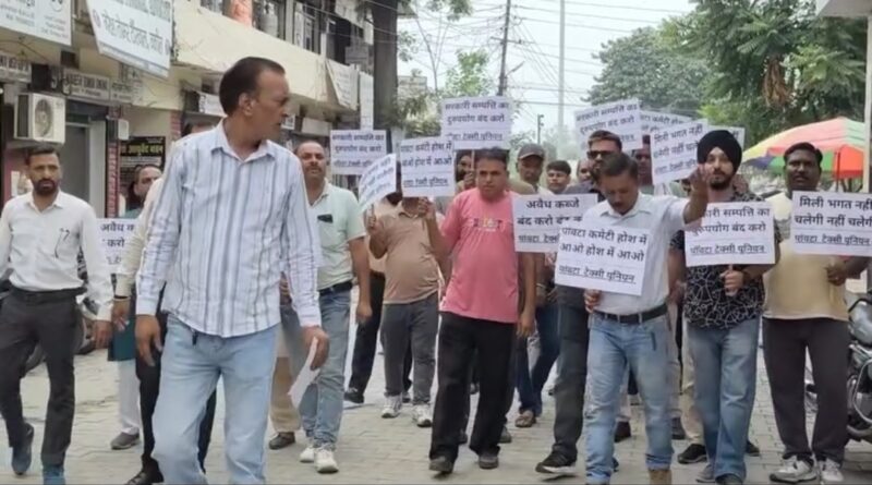 गुरुद्वारा श्री पांवटा साहिब के सामने अवैध कब्जे करवा रही नगर परिषद….